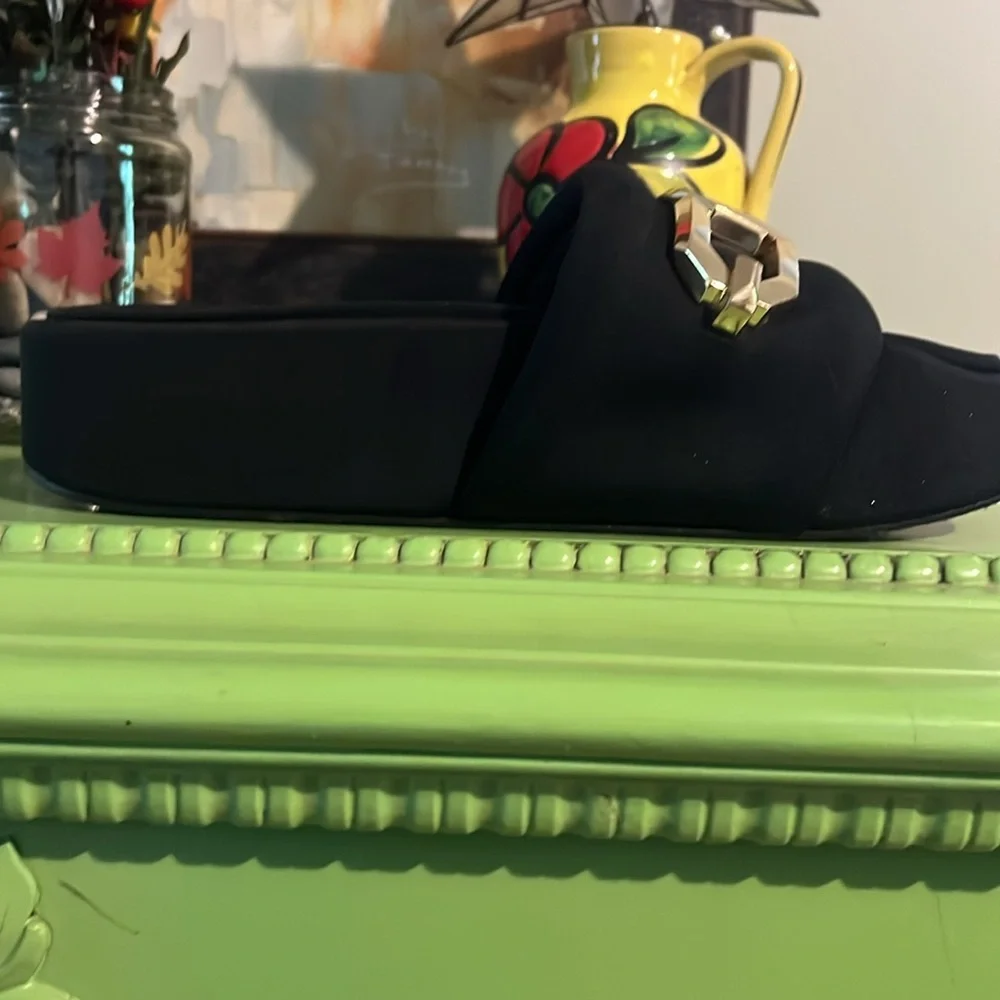 Good American Gold Chain black platform slides. Size 9 with a 2” platform.